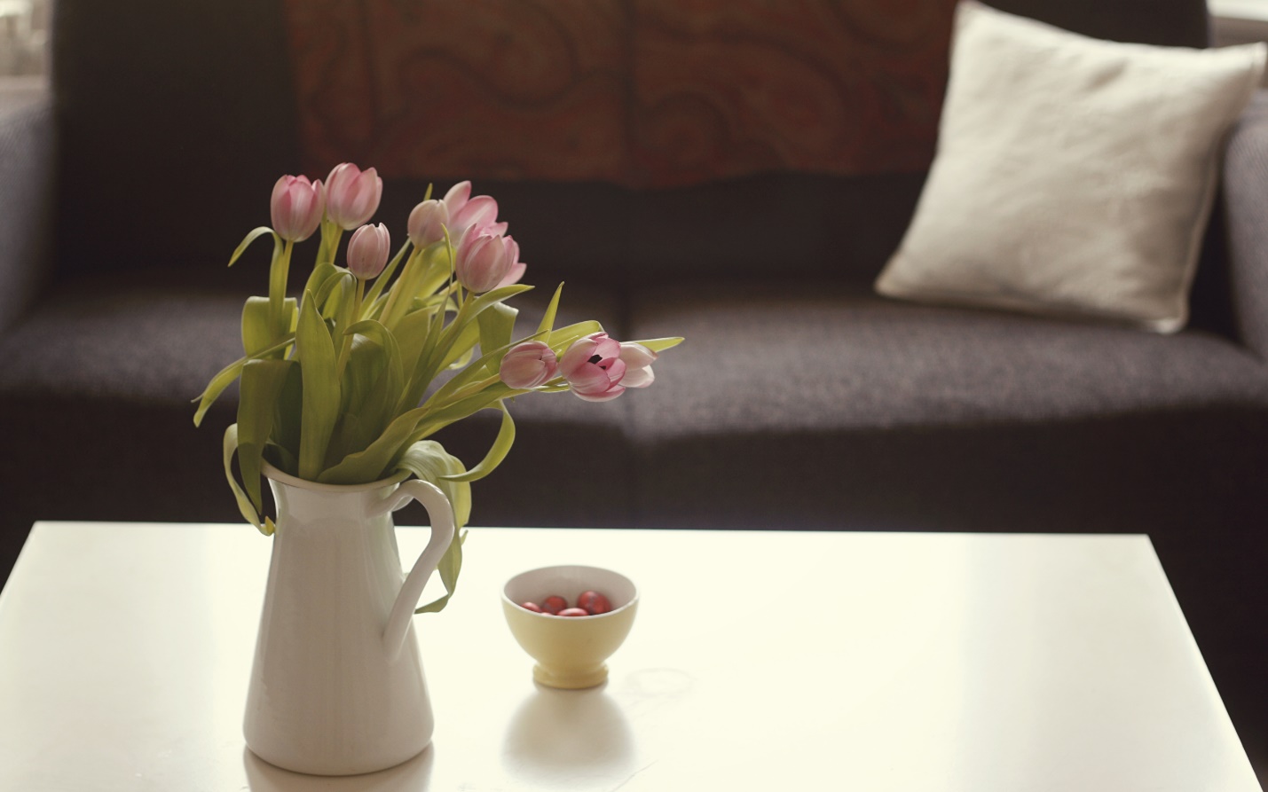 Фото тюльпаны в вазе на столе. Тюльпаны в вазе. Букет тюльпанов в интерьере. Цветы на столе. Ваза на столе.